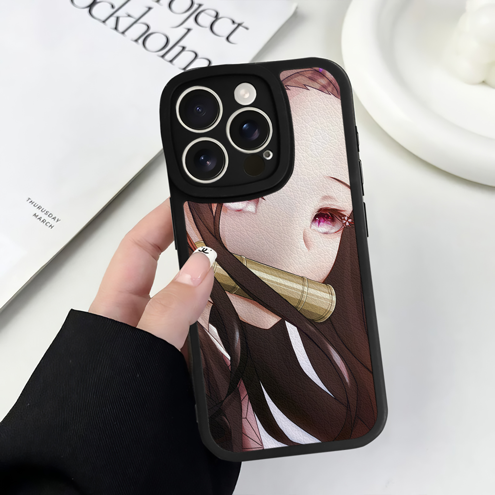 （画像用） 鬼滅の刃（きめつのやいば）竈門 禰󠄀豆子／かまど ねずこ Kamado Nezuko 【iPhone 16シリーズ対応】シリコンスマホケース（レザー調） 材質：シリコン